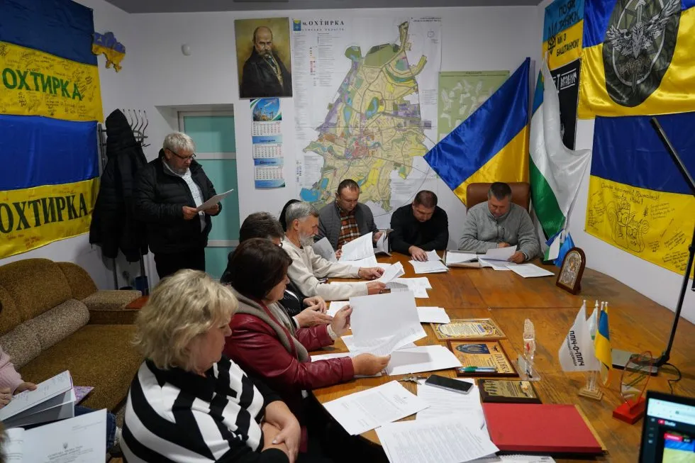 Виконком Охтирки ухвалив 17 рішень: соціальна підтримка, комунальні проєкти та компенсації за зруйноване майно
