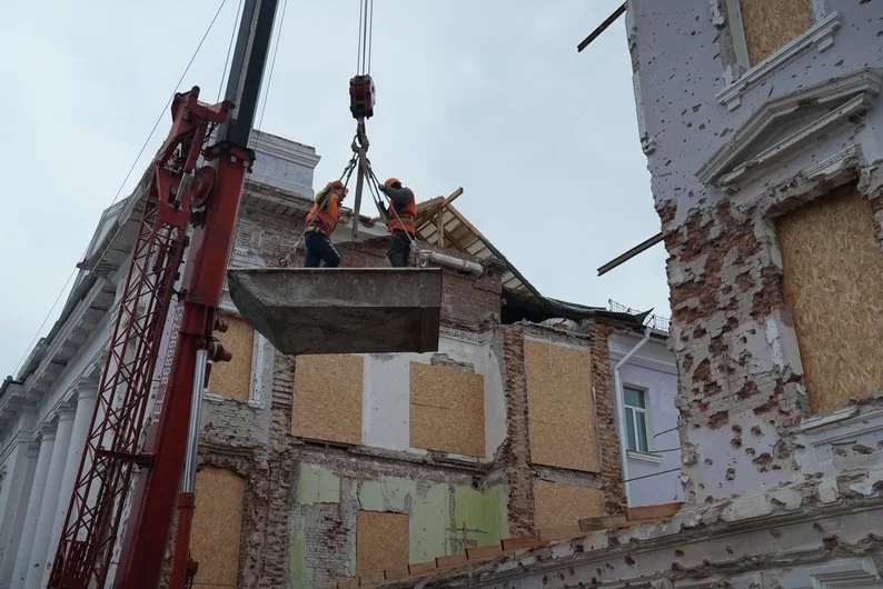 У Сумах демонтують пошкоджений ракетною атакою корпус СумДУ