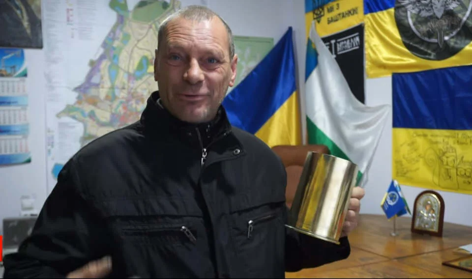 Майстер з Охтирщини створює сувеніри з російської техніки, щоб допомагати ЗСУ