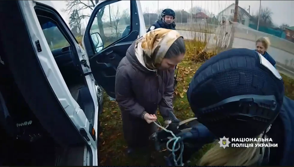 «Білі янголи» Сумщини евакуювали мешканку прикордонної громади разом із козою