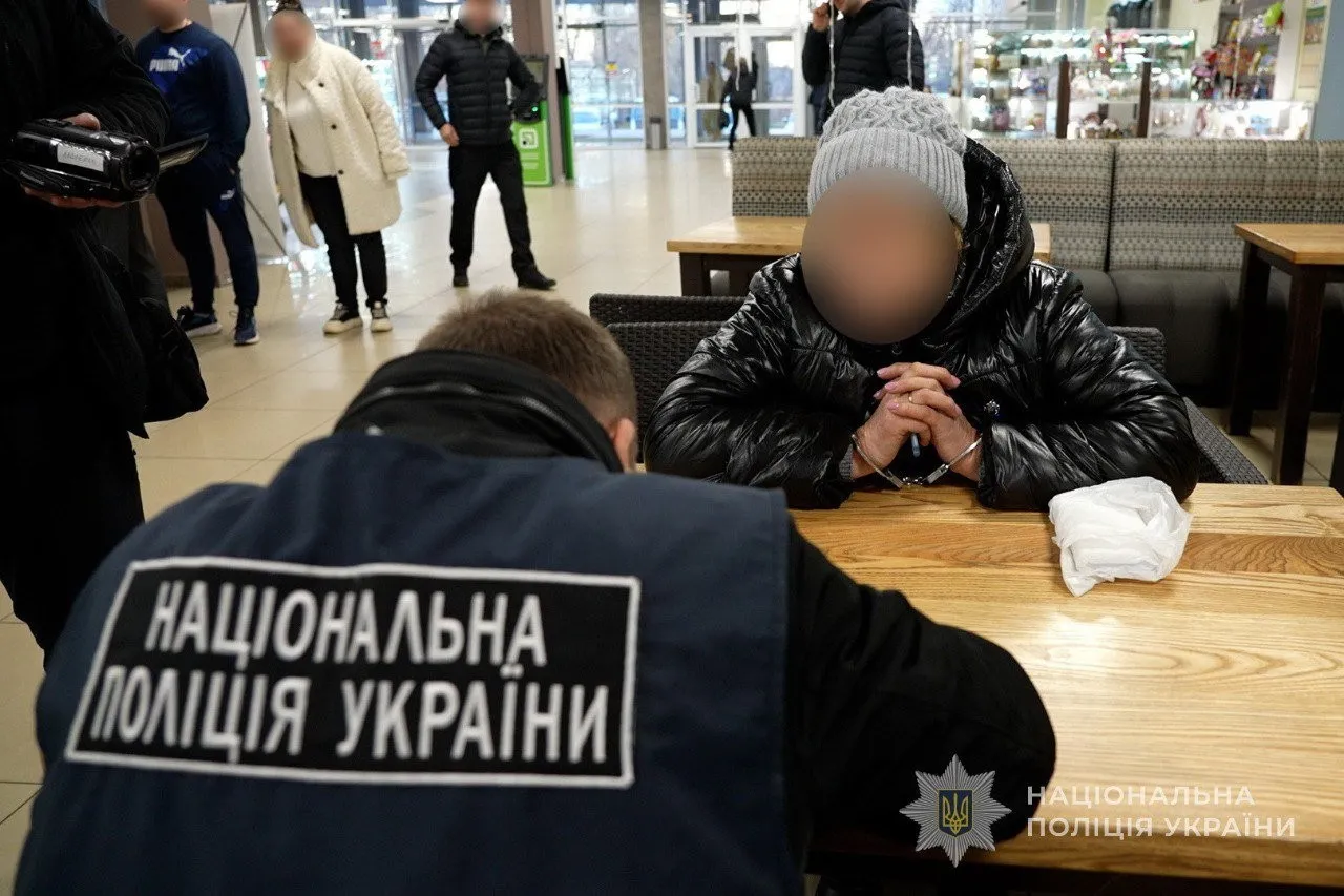 У Сумах викрили схему переправлення призовників через кордон: затримано 54-річну жінку