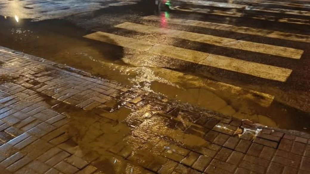 Витік води на вул. Харківська у Сумах: що відомо