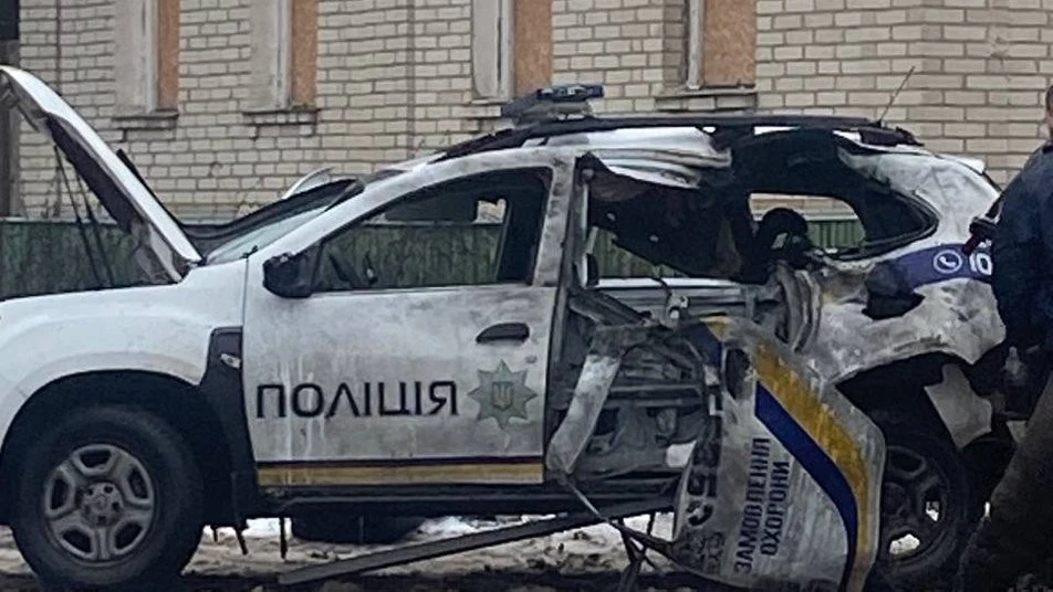 На Сумщині російський дрон уразив службову автівку поліції охорони