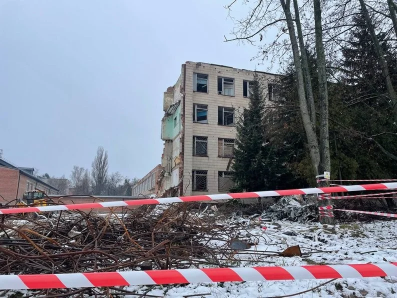 У Сумах прощаються з руїнами: стартував демонтаж знищеного росіянами освітнього корпусу