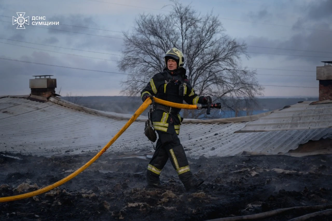 Суми під ударом дронів: у місті масштабні пожежі та перебої з комунікаціями