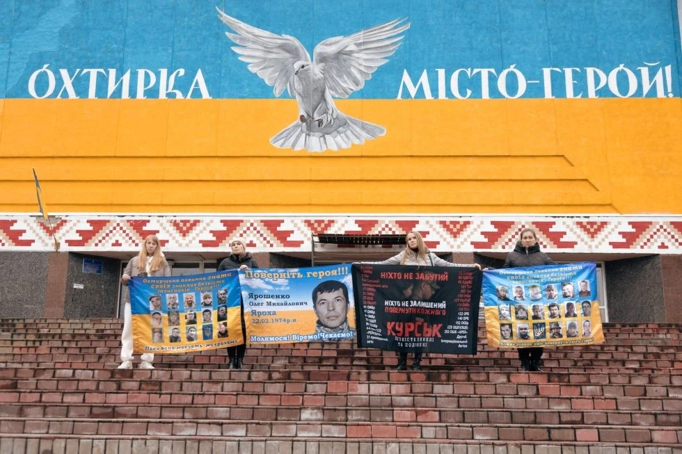 Незгасна надія Охтирки: історії жінок, які щосуботи виходять за своїх Героїв