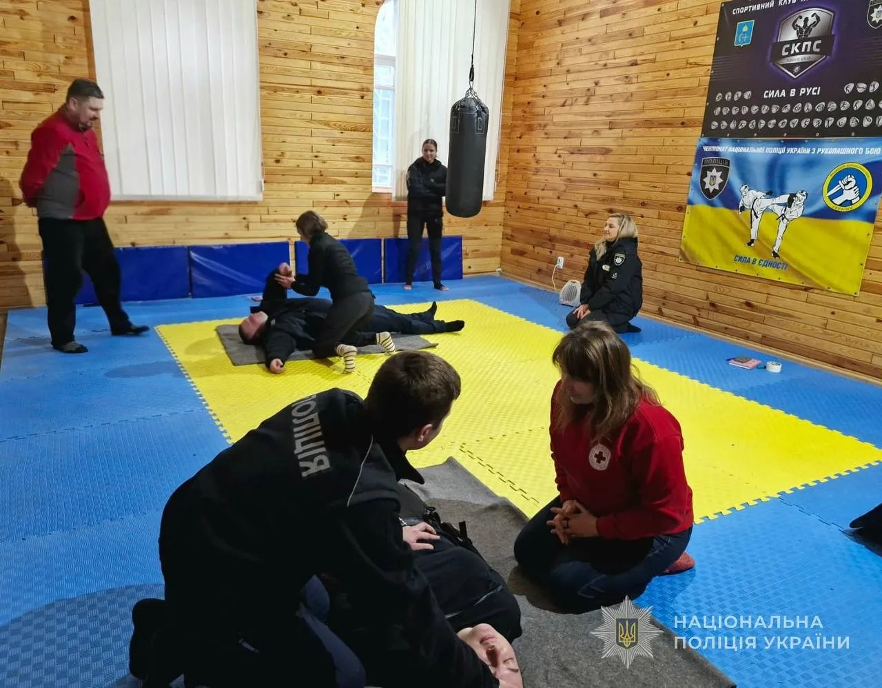 Від теорії до реальних сценаріїв: поліцейські Охтирщини пройшли вишкіл від Червоного Хреста