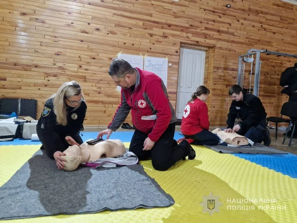 Від теорії до реальних сценаріїв: поліцейські Охтирщини пройшли вишкіл від Червоного Хреста