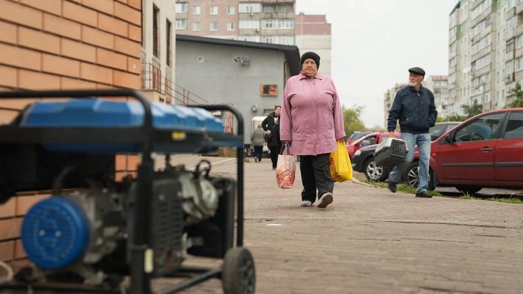 Погодинні відключення електрики на Сумщині: графіки на 24 грудня