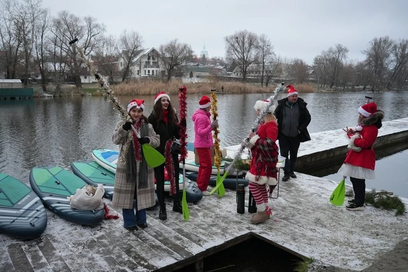 Зима на воді: сум’яни вийшли на Псел на SUP-дошках у святкових образах