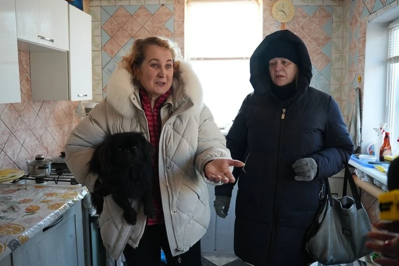 Холод у власних стінах: мешканці провулку в Сумах два місяці чекають на тепло