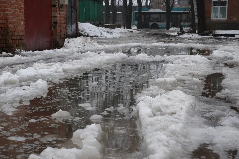 Сніг, дощ і ожеледиця: хто відповідає за чисті двори в Сумах