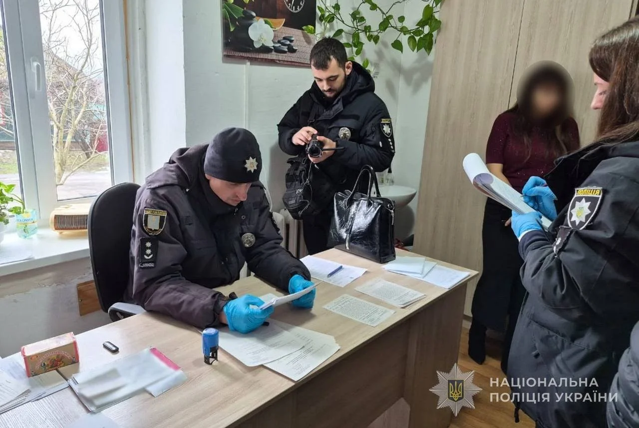Довідка без огляду: в Охтирці лікарку підозрюють у хабарництві