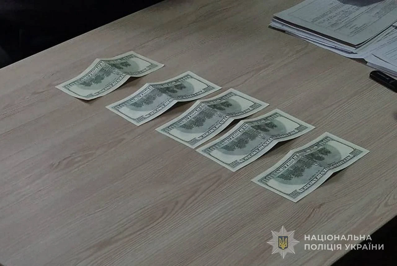 Довідка без огляду: в Охтирці лікарку підозрюють у хабарництві
