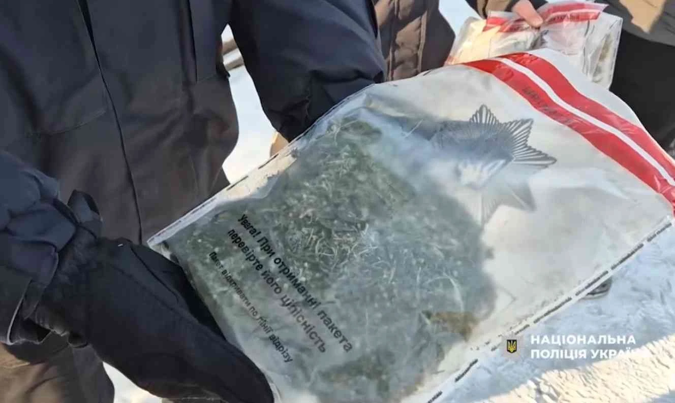 Обшук у Ромнах: у помешканні 21-річного містянина знайшли ймовірні наркотики