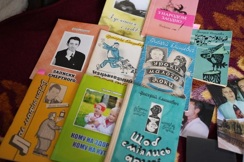 «З усмішкою і любов’ю»: Суми попрощалися з майстром гумору Григорієм Єлишевичем