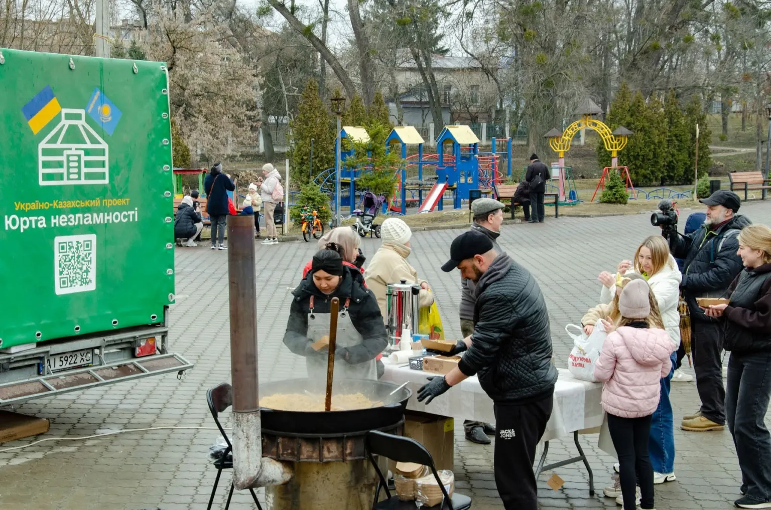 Казахські традиції в Охтирці: містян пригощали пловом із «Юрти Незламності»