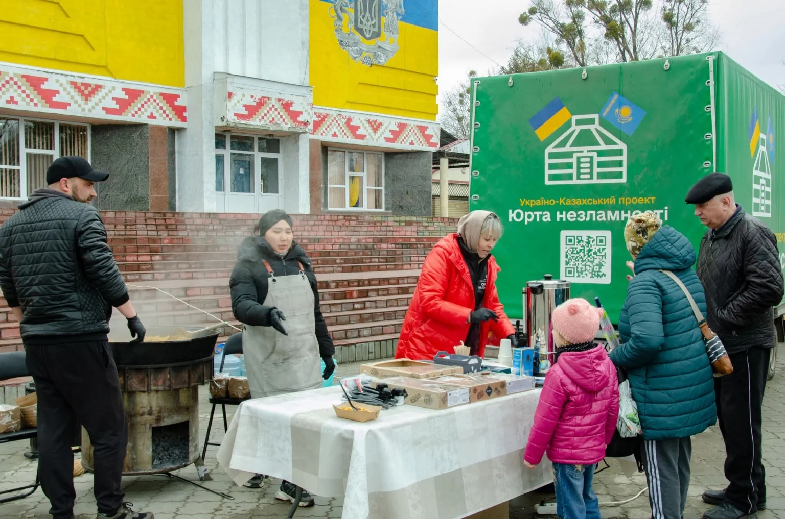 Казахські традиції в Охтирці: містян пригощали пловом із «Юрти Незламності»