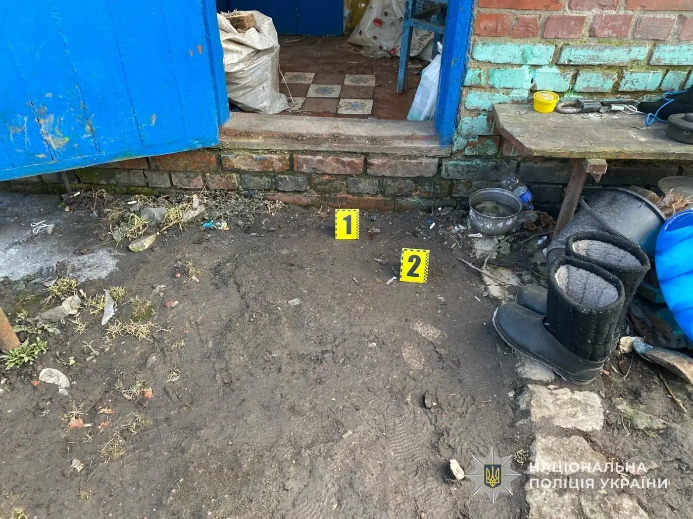 Кривавий фінал сімейного конфлікту: на Охтирщині молодик жорстоко побив співмешканця своєї матері