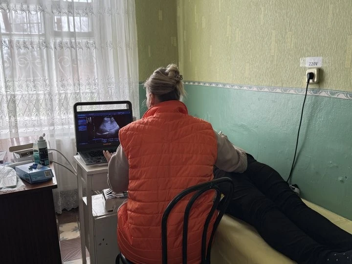 Безоплатна діагностика у прифронтових селах: як мобільні лікарі рятують жінок Сумщини
