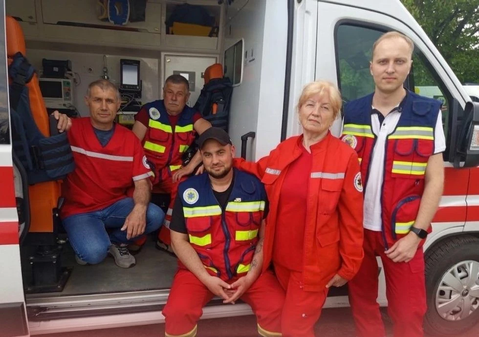Чотирнадцять хвилин між життям і смертю: в Охтирці дві бригади медиків урятували перехожого