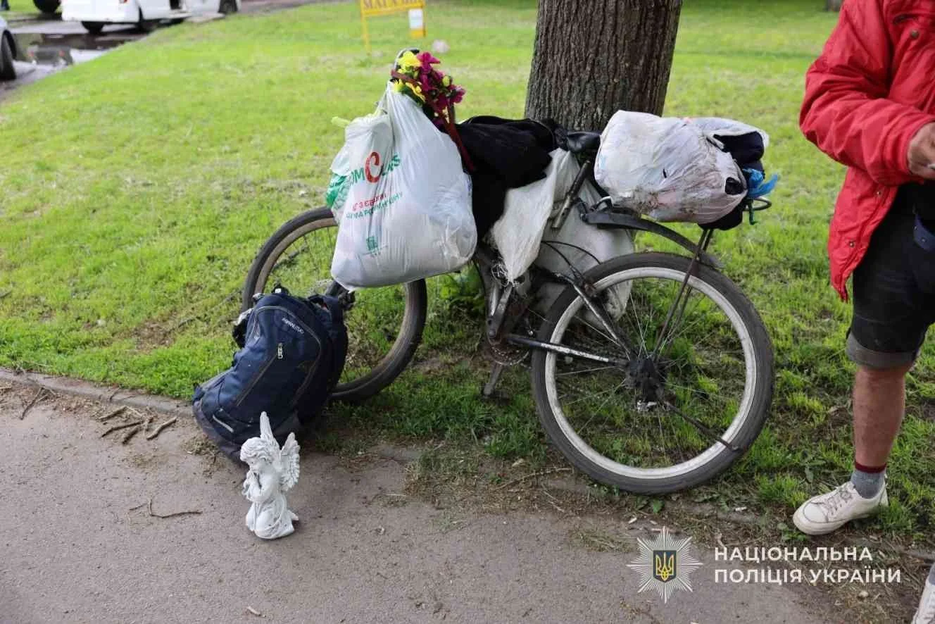 У Сумах біля кладовища зупинили велосипедиста зі статуеткою ангела з Алеї Слави