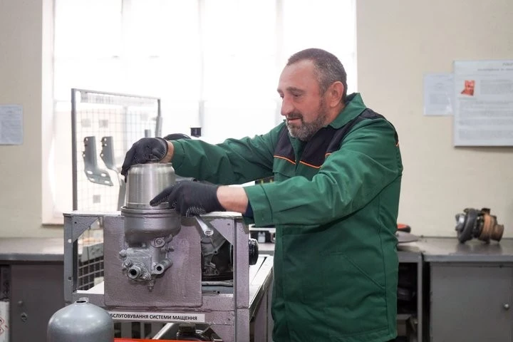 Опанувати професію у 60 років після обстрілів та евакуації: історія незламного переселенця на Сумщині
