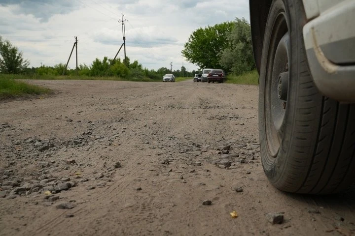 Катастрофічний стан шляху до Сум: прифронтові Токарі залишаються без екстрених служб та автобусів
