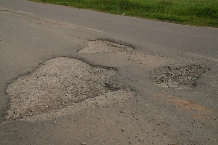 Катастрофічний стан шляху до Сум: прифронтові Токарі залишаються без екстрених служб та автобусів