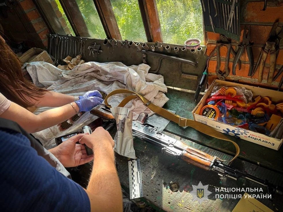 Автомат та сотні набоїв під стріхою – на Сумщині викрили нелегальний арсенал