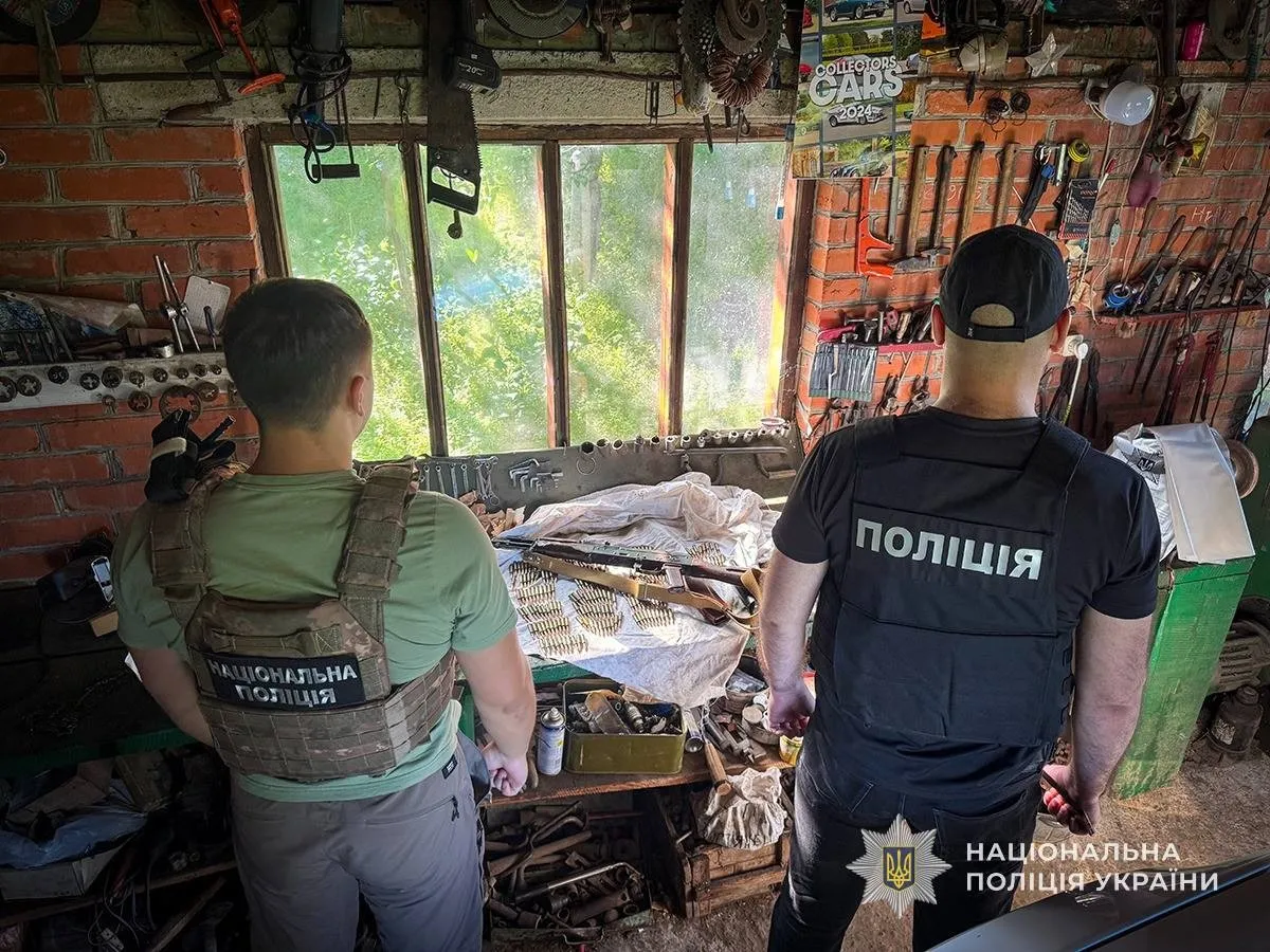 Автомат та сотні набоїв під стріхою – на Сумщині викрили нелегальний арсенал