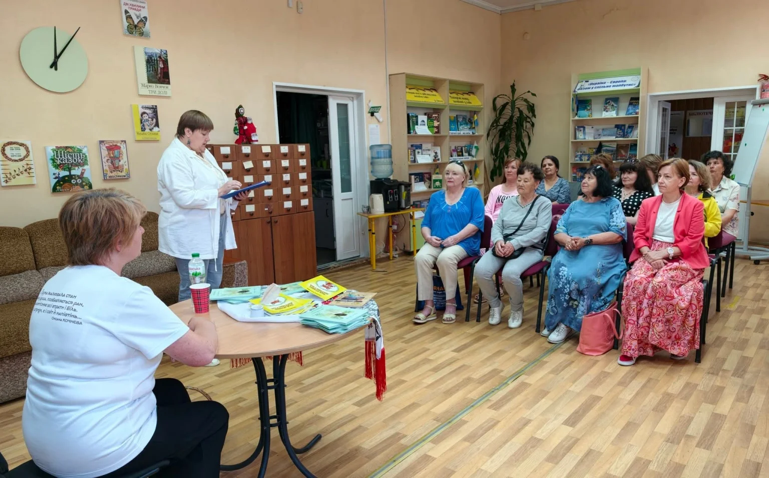 Бібліотечна скарбниця Охтирки поповнилася книгами поетки Оксани Кочнєвої