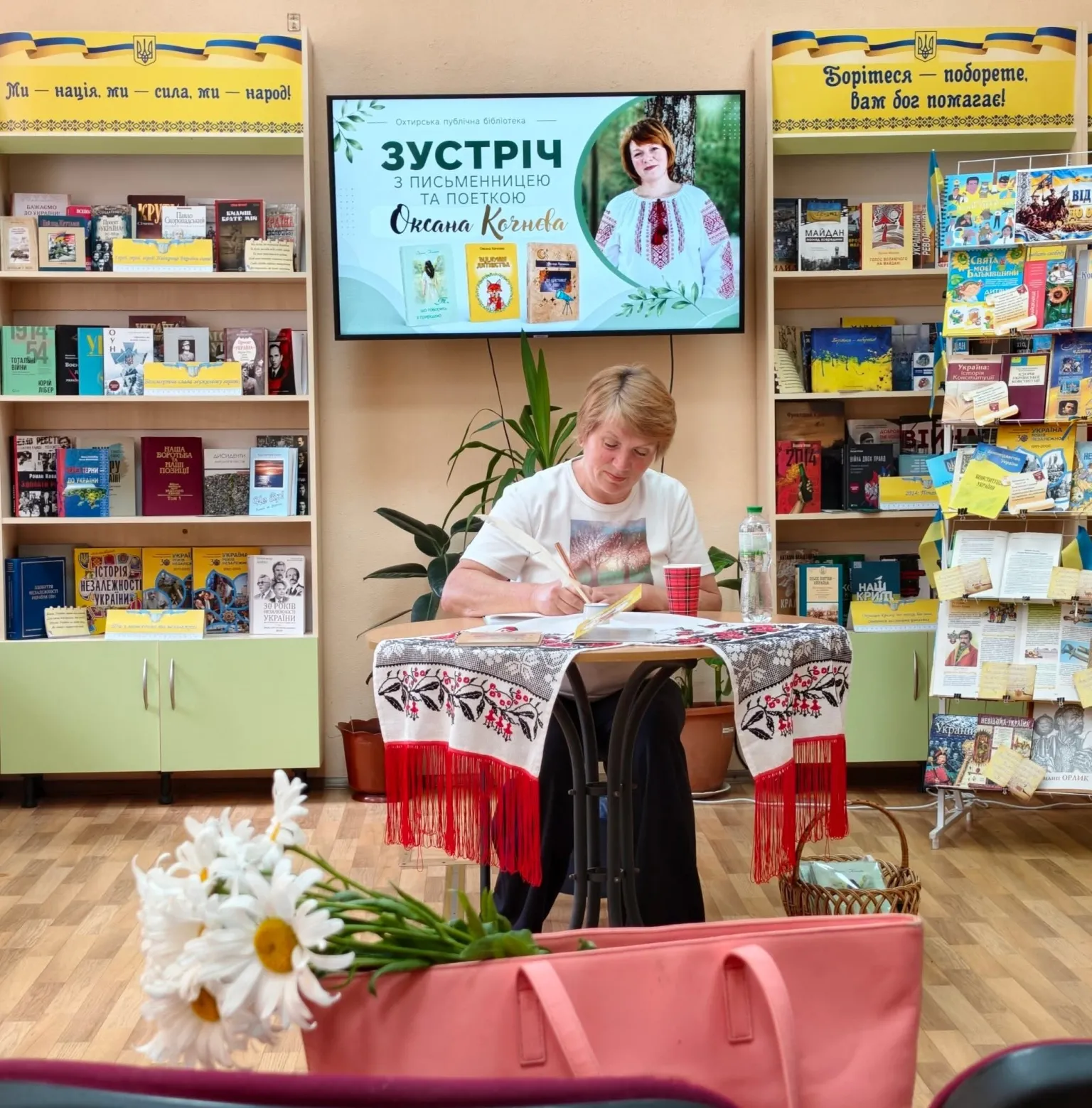 Бібліотечна скарбниця Охтирки поповнилася книгами поетки Оксани Кочнєвої