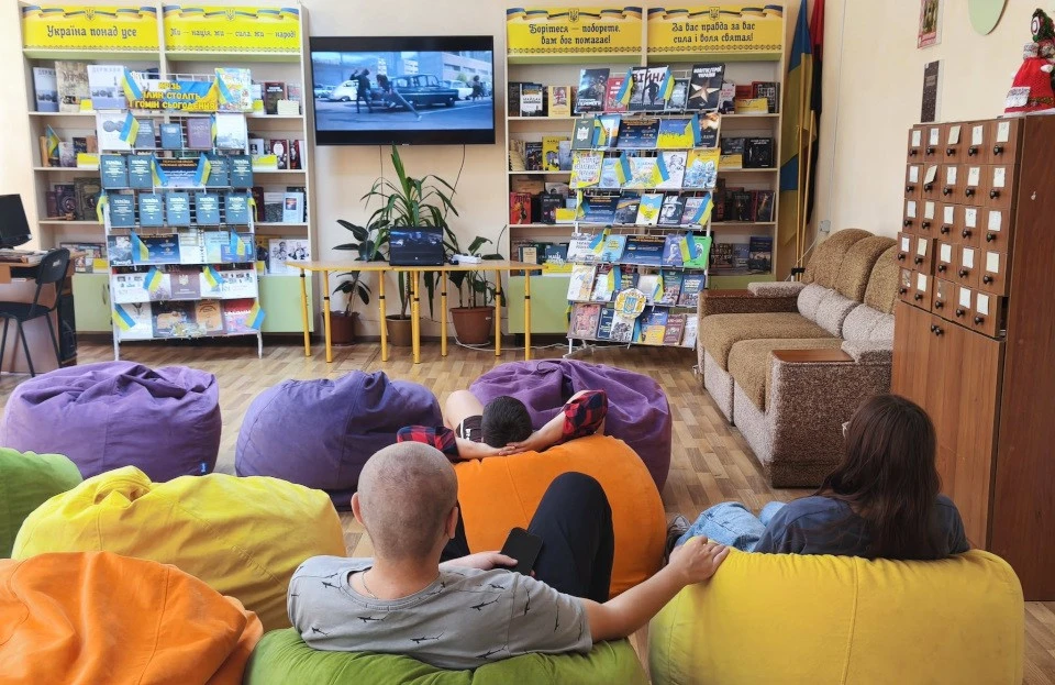 В Охтирці бібліотечний релакс-клуб об’єднує містян за переглядом мультфільмів
