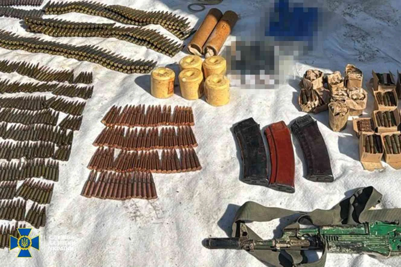 Бойовий арсенал з передової: на Сумщині СБУ викрила підпільного торгівця зброєю
